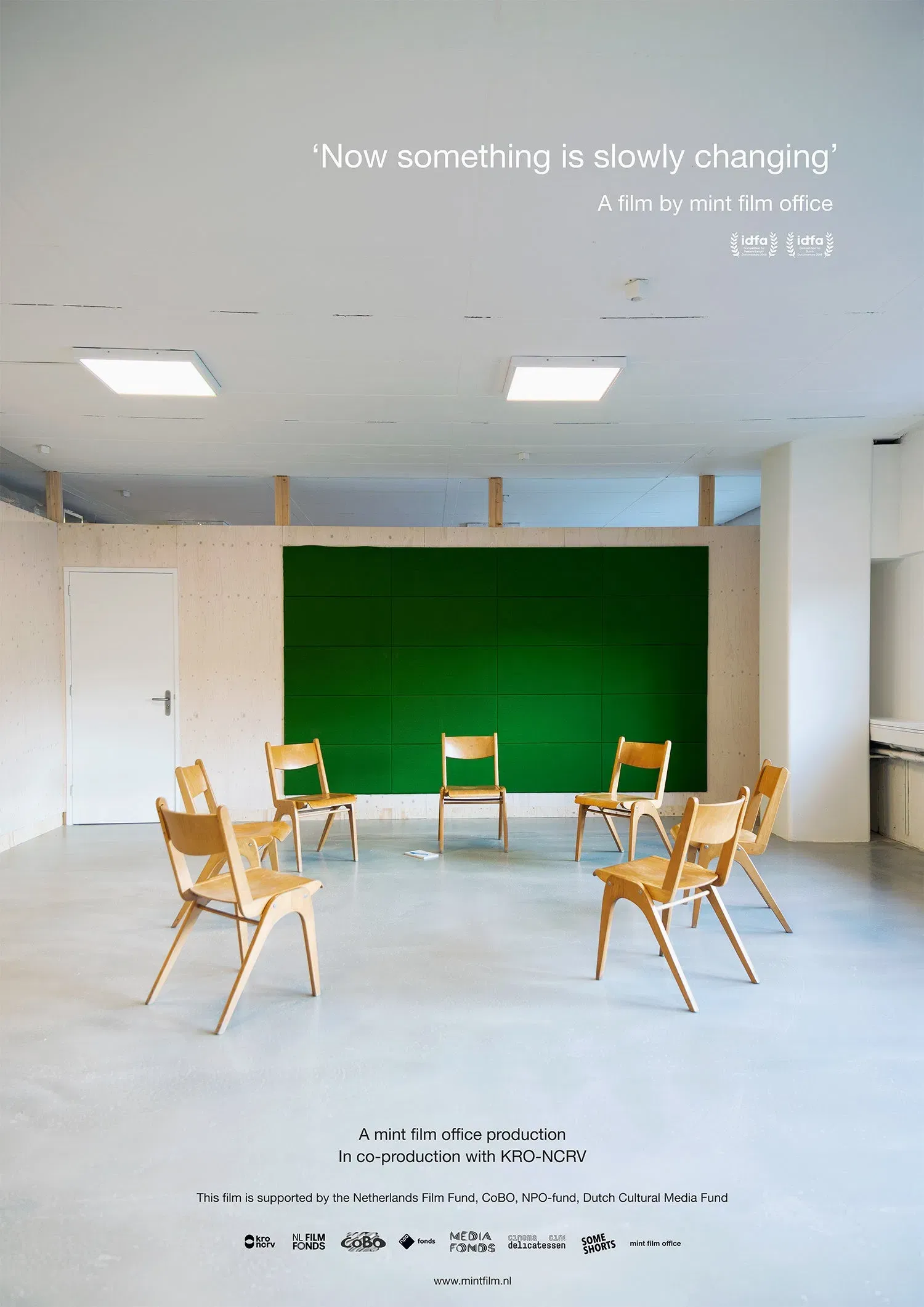 Poster of the movie Now Something Is Slowly Changing